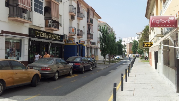 Avenida Federico García Lorca, uno de los puntos de la localidad donde más negocios se concentran.